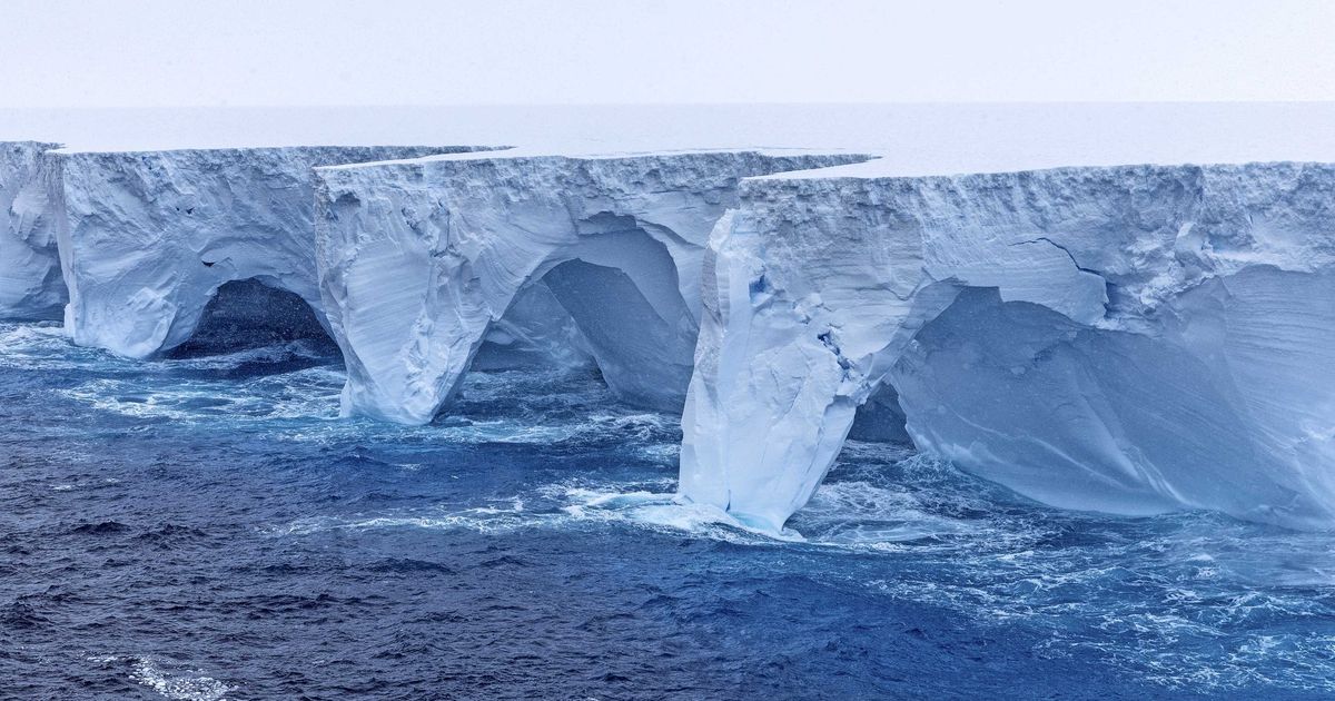 GUNUNG ES TERBESAR DU ANTARTIKA HANYUT